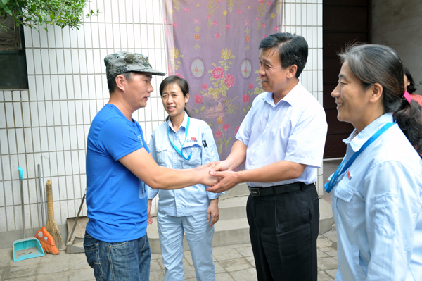 河北新闻网：emc易倍体育制药党委开展“七一”走访慰问党员活动