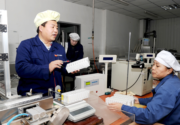 《河北经济日报》生命不息 创新不止 <br />——记全国“最美职工”、emc易倍体育制药金坦公司电气仪表组组长齐名<br />