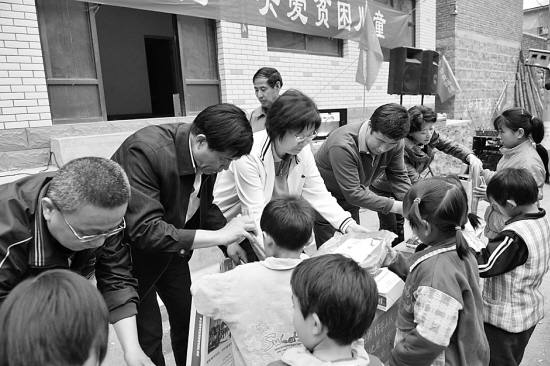 《河北工人报》：emc易倍体育制剂分厂工会为平山梨树坪小学捐文具