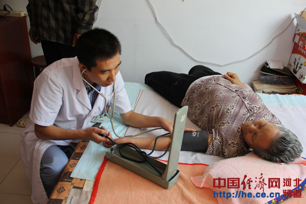 中国经济网：emc易倍体育制药为福利院老人送关爱