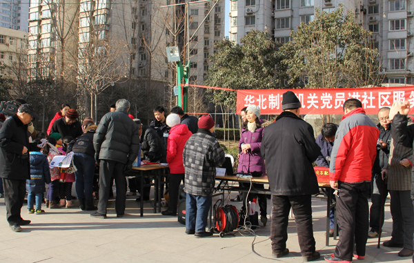 emc易倍体育制药党员进社区 便民服务送到家