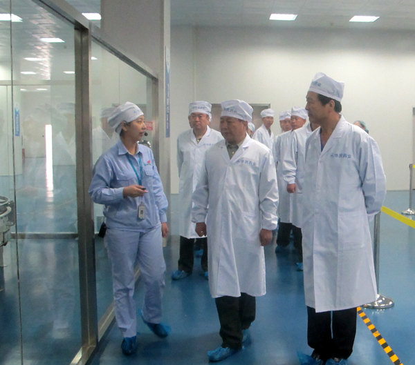 陆军指挥学院客人来emc易倍体育制药参观<br />