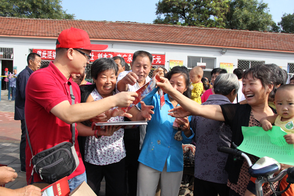 emc易倍体育制药团委在帮扶村开展“送健康、送文艺”活动