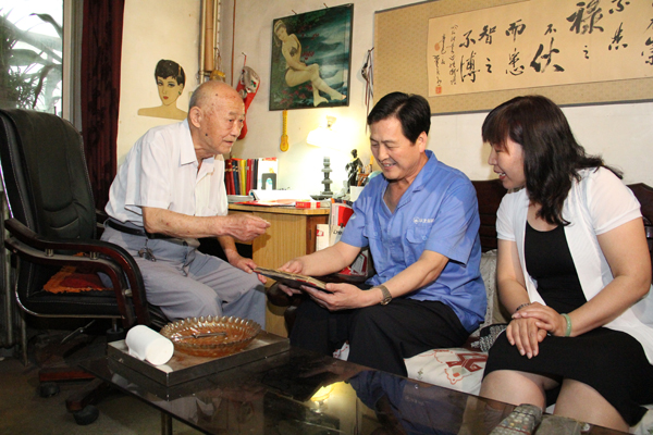 emc易倍体育制药党委开展“七一”走访慰问活动