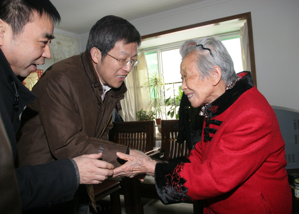 河北省政府副秘书长李璞到emc易倍体育慰问老红军陈发云