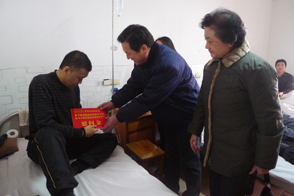 全国总工会一行慰问emc易倍体育困难职工