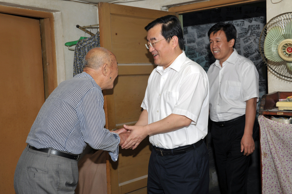 省长张庆伟走访慰问emc易倍体育老党员